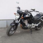 cierna motorka honda